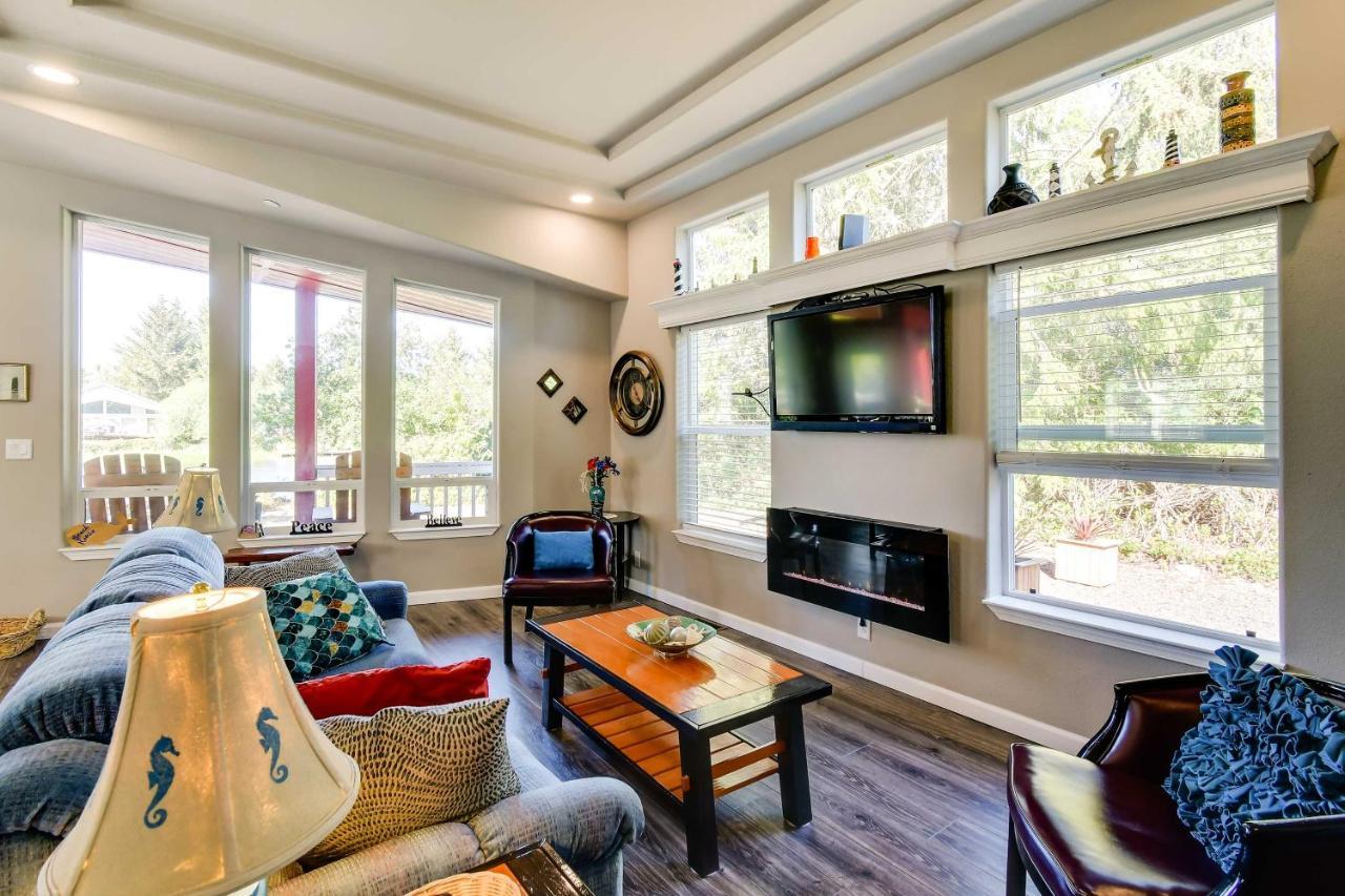 Ocean Shores Retreat With Porch And Canal Views! Exterior photo