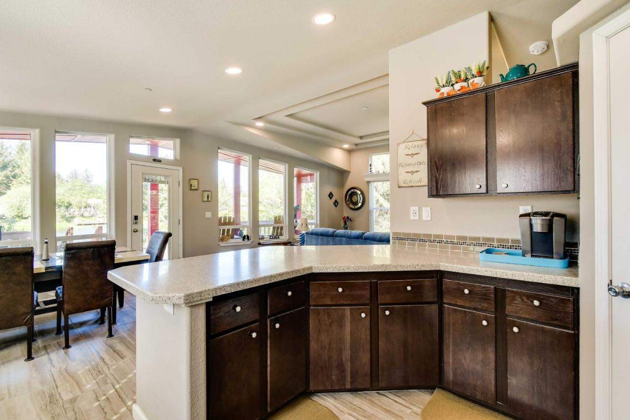 Ocean Shores Retreat With Porch And Canal Views! Exterior photo
